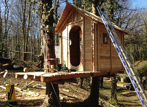 début travaux parcours aventure pitchoun cabane avec échelle travaux parc vanciaventure