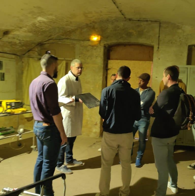 groupe interrogant le docteur dans le jeu murder game vanciaventure à lyon