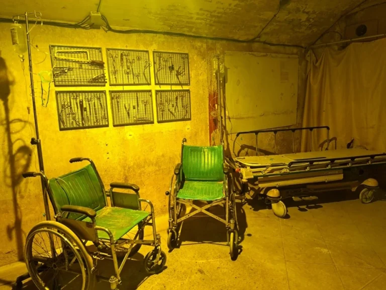 salle accueil escape horreur, fauteuils roulants, asile psychiatrique