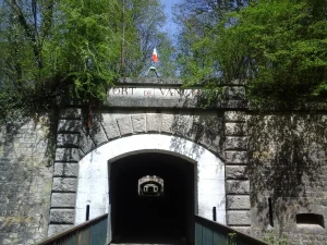 entrée fort vancia au printemps, proche de lyon