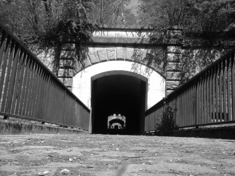 entrée fort de vancia en noir et blanc