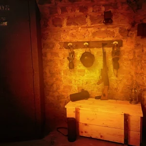coffre, casque, masque, arme pour décor escape game lyon