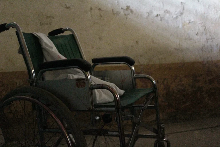 fauteuil roulant dans escape game horreur lyon
