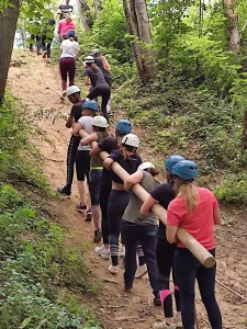 montée de tronc parcours commando dans le fort militaire du nord de lyon, activité de cohésion