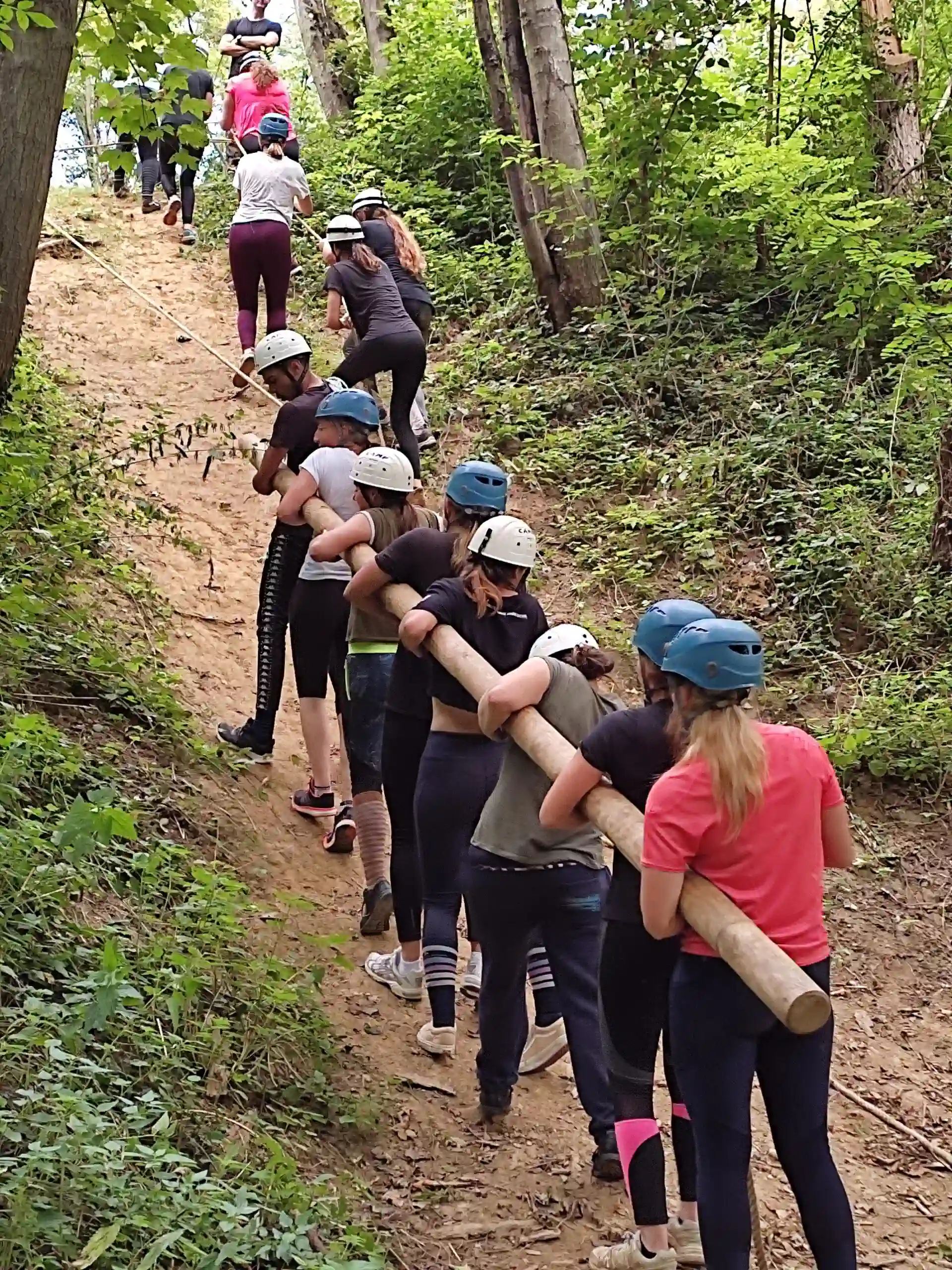 montée de tronc parcours commando dans le fort militaire du nord de lyon, activité de cohésion