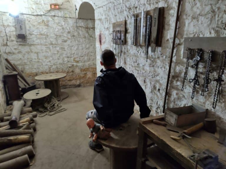 une personne de dos dans un atelier dans le jeu murder game