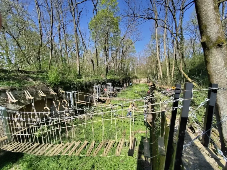 parcours accrobranche dans les fosses du fort de vancia, parcours facile vanciaventure lyon
