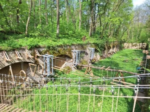 parcours accrobranche à travers les fosses du fort de vancia au nord de lyon, activité pour enfants