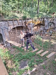 enfants sur parcours facile à travers les fosses du fort de vancia, accrobranche lyon
