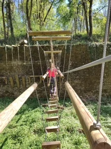 passerelle du parcours accrobranche dans les fosses du fort de vancia au parc vanciaventure au nord de lyon, à rillieux la pape