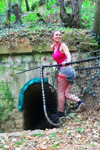 jeune femme rentre dans un tunnel du fort de vancia dans un parcours accrobranche au nord de lyon