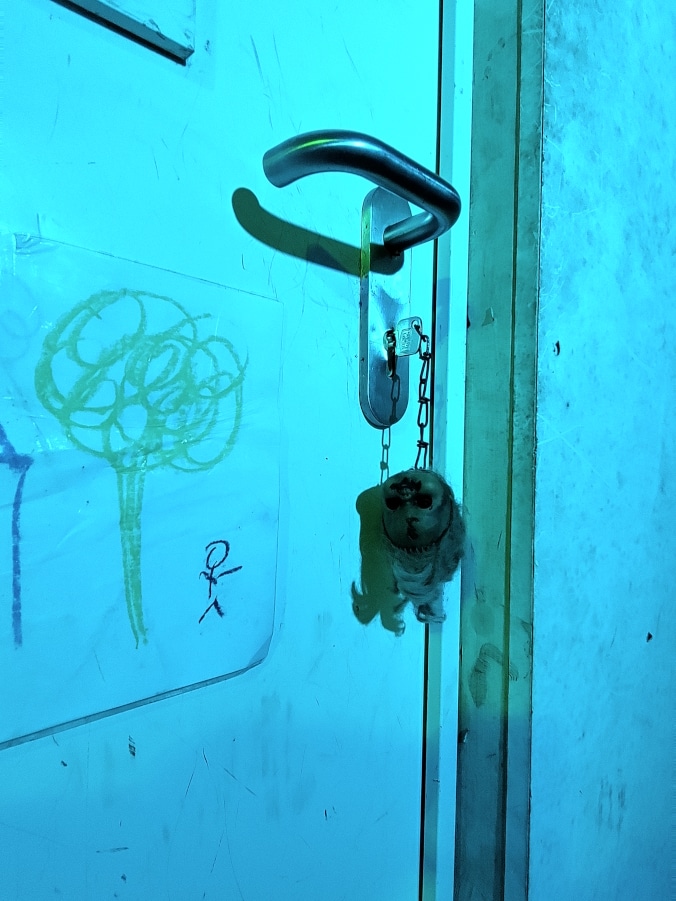 porte clé poupée sur porte escape game horreur lyon